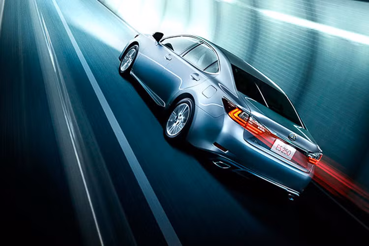 Cả hai mẫu xe đã có mặt tại 2 đại lý chính hãng của Lexus Việt Nam tại Hà Nội và TP HCM với mức giá 2,706 tỷ đồng cho ES 350 và 2,187 tỷ đồng cho ES 250. Xe được hưởng chế độ bảo dưỡng định kỳ miễn phí 3 năm hoặc 60.000 km và chế độ bảo hành 3 năm không giới hạn km.