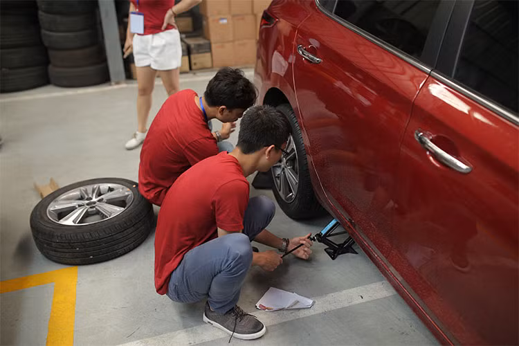 Sau Hà Nội là đến Hải Dương, chúng tôi được trải nghiệm thay lốp xe tại đại lý Hyundai Thành Công. Quả thực là dù sở hữu xe, cũng như làm nghề về xe nhưng không phải ai cũng đã từng 1 lần phải thay lốp, cho nên đây là phần thi khá thú vị. Riêng với việc xác định điểm đặt kích cũng khiến cả 4 thành viên bối rối, nhưng cuối cùng cũng hoàn thành xuất sắc.