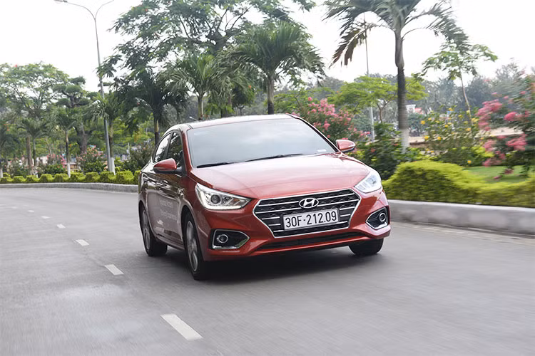 Với một mẫu xe sedan cỡ B như Hyundai Accent, việc lắp trang bị Cruise Control tạo nên một lợi thế đáng kể. Tính năng này được các đội thi áp dụng triệt để khi xe chạy trên đường cao tốc hoặc đường quốc lộ vắng vẻ. Tốc độ giữ nguyên với vòng tua máy không đổi sẽ giúp đồng hồ điện tử đo hao nhiên liệu trên xe hiển thị khá thấp, chỉ từ 5,0 đến 5,5 lít/100km.