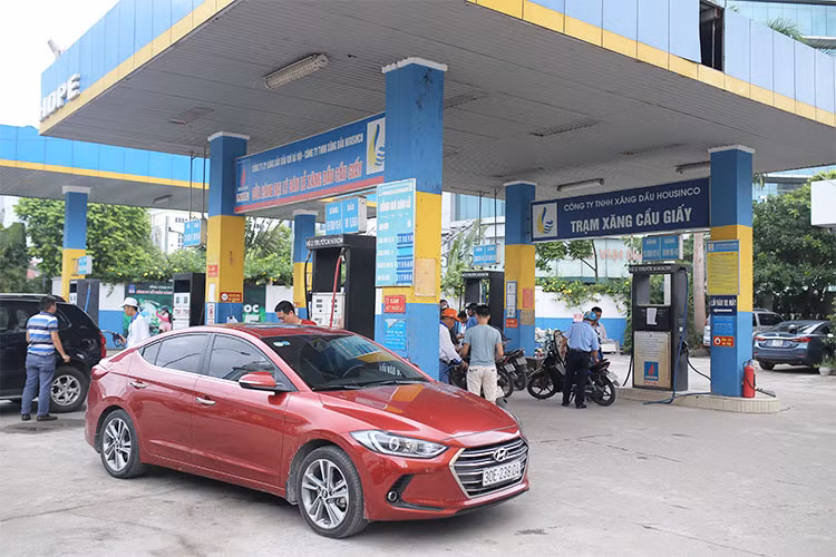 Hyundai Accent Drive Style 2018 – The Amazing Race là cuộc đua kì thú nhưng cũng không kém phần “kì quái” của Hyundai cho giới phóng viên. Kì quái là bởi nó phá bỏ những lộ trình test xe thông thường với công việc nhàm chán mà bắt những người trải nghiệm vừa phải chạy đua với thời gian, vừa phải lo làm sao cho chiếc xe Hyundai Accent tiết kiệm nhất mà vẫn phải thực hiện những nhiệm vụ được đề ra.