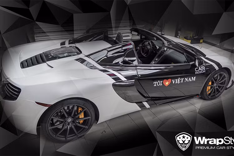 McLaren 650S được phát triển dựa trên người anh 12C với khung sườn bằng chất liệu sợi carbon giúp trọng lượng của siêu xe này xuống khoảng 1.370 kg. Về mặt thiết kế, McLaren 650S được xem như lai giữa siêu xe triệu đô P1 và 12C. Nét khỏe khoắn ở thiết kế ngoại thất cùng bộ kiểu mở cửa cánh bướm đầy ấn tượng giúp siêu xe này thu hút nhiều ánh nhìn.