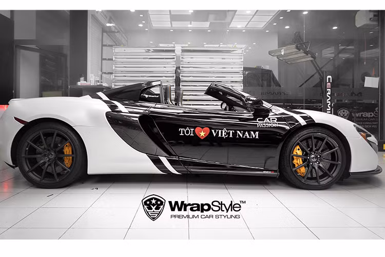 Với giới mê xe tại Việt Nam, chiếc McLaren 650S Spider màu xanh dương độc nhất Việt Nam không quá xa lạ. Đây là siêu xe McLaren thứ 7 về Việt Nam và là siêu xe McLaren 650S Spider thứ 6 về nước thược quyền sở hữu của đại gia Minh Nhựa. Nó được tậu cùng lúc với chiếc Lamborghini Aventador LP750-4 SV vào giữa tháng 9/2016.