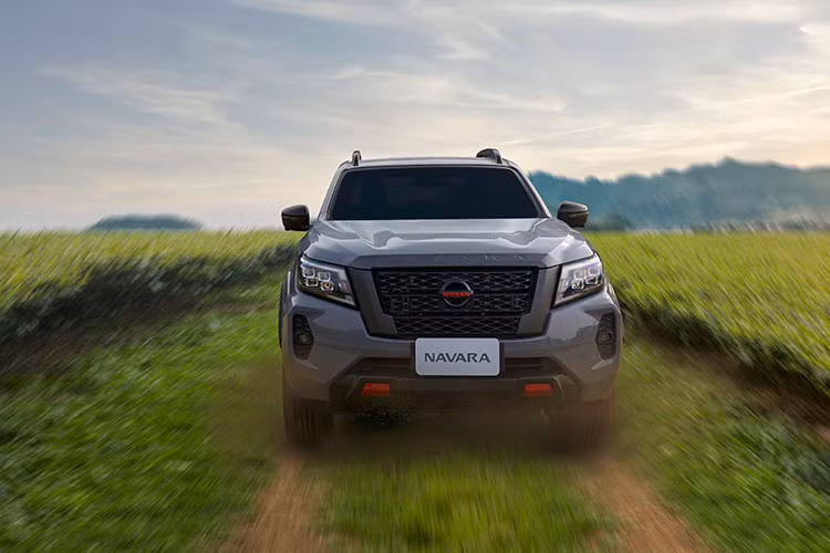Đặc biệt, Nissan Navara 2022 đã được trang bị động cơ mới Turbo kép 2.3L cho sức mạnh 190Ps tại 3.750 vòng/phút và mô men xoắn cực đại 450 Nm tại vòng tua động cơ thấp hơn so với kiểu loại động cơ tiền nhiệm, cụ thể là 1.500 – 2.500 vòng/phút. 