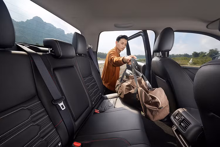 Với tính năng off-road monitor, ở chế độ 2 cầu chậm, người lái có thể quan sát rõ địa hình xung quanh, kể cả vị trí chính xác đặt bánh xe trước. Bên cạnh đó, hệ thống cảnh báo va chạm (MOD) cũng được tích hợp trên màn hình và sẽ kích hoạt khi phát hiện vật thể di chuyển lại gần xe, giúp tránh khỏi những va chạm đáng tiếc.