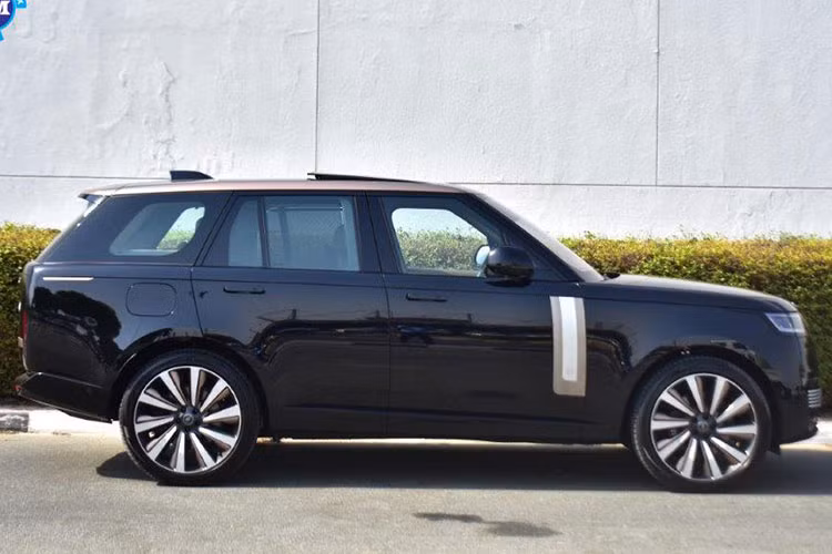 Đây được xem là dòng xe đắt tiền nhất của thương hiệu Range Rover tại Việt Nam ở thời điểm hiện tại. Chiếc Range Rover SV LWB P530 2023 đầu tiên tại Việt Nam sở hữu ngoại thấtl màu đen nguyên xe. Thương hiệu xe sang Anh quốc cho biết Range Rover SV có đến 1,6 triệu cấu hình mà khách hàng có thể xây dựng.
