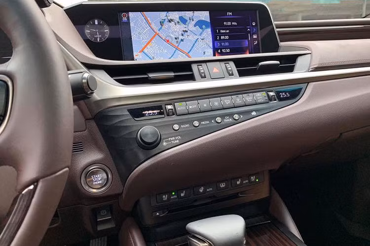 Lexus ES 250 được trang bị một số công nghệ an toàn hỗ trợ cho người lái được trang bị trên xe như: Hệ thống cảnh báo điểm mù BSM, hệ thống hỗ trợ khởi hành ngang dốc, hệ thống kiểm soát lực kéo TRC, hệ thống ổn định thân xe VSC, hệ thống chống bó cứng phanh ABS, phân phối lực phanh điện tử EBD, hệ thống hỗ trợ lực phanh khẩn cấp...