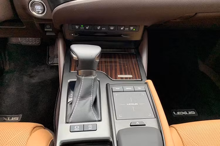 Lexus ES 250 2019 được trang bị động cơ - I4 2.5L phun xăng trực tiếp, đi kèm hộp số tự động 8 cấp sản sinh công suất tối đa 204 mã lực và mô-men xoắn cực đại 243 Nm. Đây có lẽ là mẫu xe sedan hạng sang duy nhất trong phân khúc sử dụng hệ dẫn động cầu trước, đối với ai yêu thích cảm giác lái thể thao thì có lẽ điều này sẽ là điểm trừ trên ES 250 2019 so với các đối thủ thường sử dụng dẫn động cầu sau.