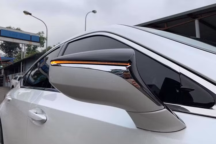 Xe được trang bị bộ mâm hợp kim đa chấu kích thước 18 inch đi kèm bộ lốp 235/45R18 và cũng có thêm một chiếc lốp dự phòng với kích thước tưng tự. Bên cạnh đó cặp gương chiếu hậu của ES 250 khá bắt mắt với phần trên được sơn đen và có đường nẹp crom sáng bóng tích hợp dải đèn xi nhan LED.
