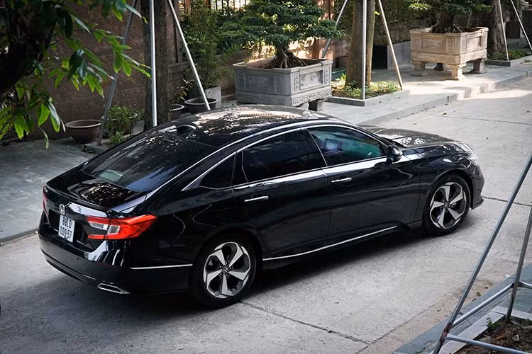 Chất lượng khung vỏ cũng như khả năng cách âm của Accord 2019 cũng được tôi đánh giá rất cao. Trong hầu hết mọi điều kiện đường xá, mẫu xe này cho cảm giác đầm chắc, tiếng ồn từ bên ngoài được triệt tiêu ở mức vừa phải, đem lại sự dễ chịu cho người ngồi trong xe. Nếu như trên Civic có hơi ồn từ tiếng lốp thì trên Accord, khuyết điểm này đã được khắc phục hoàn toàn. Kết hợp cùng không gian rộng rãi, Accord chắc chắn sẽ đem lại sự thoải mái cho những hành trình dài.