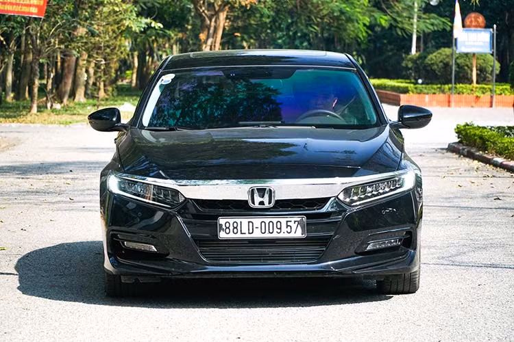 Nếu như ở thế hệ trước, Accord vẫn sở hữu phom dáng của 1 chiếc sedan hạng D thông thường thì phiên bản 2019 đã lột xác hoàn toàn. Mẫu sedan hạng D của Honda vay mượn nhiều đường nét thiết kế của người đàn em Civic và sở hữu dáng vẻ của một chiếc fastback với phần mui dốc kéo dài, cốp xe làm ngắn lại.