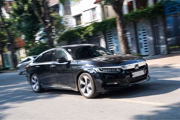 Khi cầm lái Accord mới và chuyển qua chế độ Sport, với 188 mã lực và momen xoắn rất cao (260Nm), chiếc sedan hạng D mạnh mẽ hơn trên cao tốc. Sau khi đạp thốc ga, sau khoảng trễ Turbo rất nhỏ, chiếc sedan hạng D dễ dàng giúp người cầm lái có những pha vượt xe an toàn. Tuy nhiên ấn tượng nhất vẫn là hệ thống Lanewatch với 1 camera tích hợp ở gương chiếu hậu phải, cho khả năng cảnh báo điểm mù - tính năng này đặc biệt hữu dụng với điều kiện đường xá ở Việt Nam.