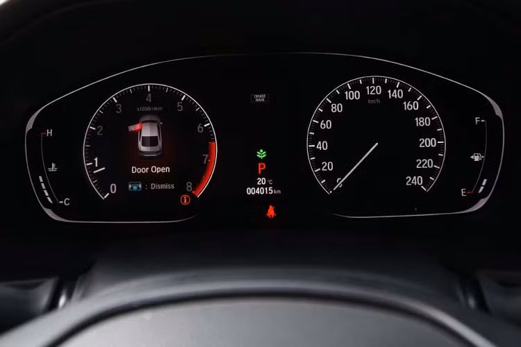 Honda Accord 2019 cũng sở hữu hàng ghế thứ hai rộng rãi hơn hẳn các thế hệ cũ với khoảng cách tăng đáng kể 48 mm so với phiên bản trước. Xe được trang bị những công nghệ tiên tiến trong đó có tính năng khởi động động cơ từ xa được tích hợp trên chìa khóa thông minh...