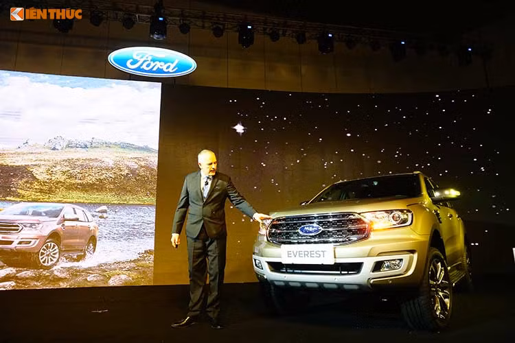 Ford Everest 2018 được giới thiệu ra thị trường Việt Nam với giá bán giảm nhằm cạnh tranh với Toyota Fortuner. Xe có 5 phiên bản khác nhau với ngoại hình không có nhiều sự thay đổi. Điểm mới đến từ khối động cơ phía dưới nắp ca-pô. Ford Everest Titanium 2.0L AT 4WD mới được trang bị động cơ Diesel 2.0L i4 Bi-Turbo (Turbo kép) sản sinh công suất tối đa 213 PS và mô-men xoắn cực đại 500 Nm.
