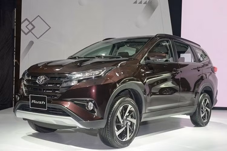 Mẫu MPV hoàn toàn mới Toyota Rush 2018 đã chính thức có mặt tại thị trường Việt Nam với 1 phiên bản duy nhất nhập khẩu từ Indonesia, đi kèm giá bán hấp dẫn chỉ 668 triệu đồng. Như vậy, so với đối thủ trực tiếp Xpander AT, Rush có giá bán cao hơn 48 triệu đồng. Xe sở hữu kích thước dài x rộng x cao lần lượt là 4.435 x 1.695 x 1.705 mm, chiều dài cơ sở 2.65mm cùng khoảng sáng gầm cao ấn tượng lên đến 220 mm.