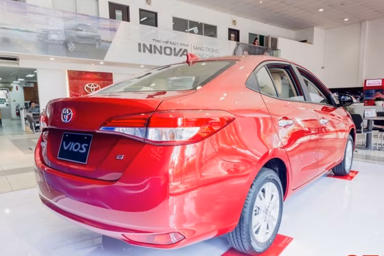 Vios phiên bản mới sử dụng động cơ xăng 2NR-FE dung tích 1.5L, 4 xy lanh thẳng hàn sản sinh công suất tối đa 107 mã lực và mô-men xoắn cực đại 140Nm. Đi kèm với động cơ trên là hộp số biến thiên vô cấp CVT hay hộp số sàn 5 cấp. Đặc biệt, Toyta Vios 2018 sở hữu công nghệ an toàn như 7 túi khí, cân bằng điện tử (EBD), khởi hành ngang dốc trên cả ba phiên bản G, E CVT và E MT.