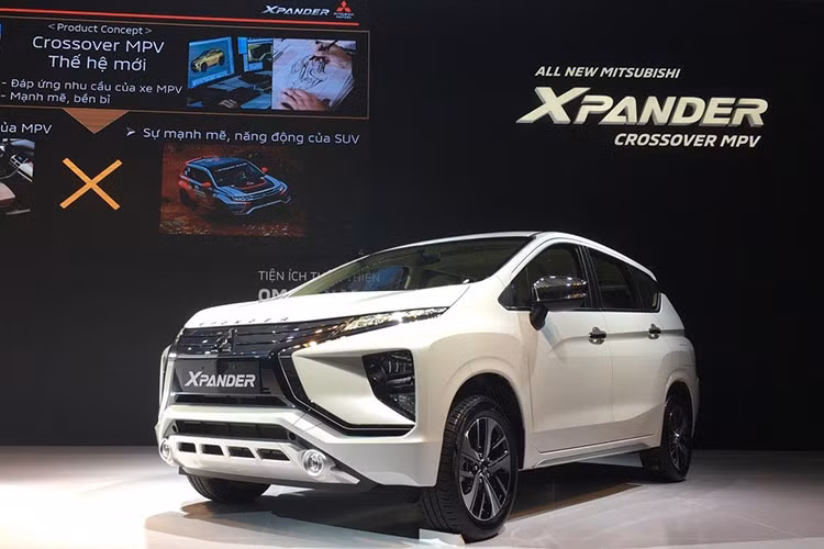 Mitsubishi Xpander mới có thể là xem là át chủ bài của Mitsubishi trong “cuộc chiến" phân khúc MPV cỡ nhỏ. Được nhập khẩu nguyên chiếc từ Indonesia, Xpander thu hút khách Việt khi sở hữu nhiều trang bị tiện nghi cùng mức giá bán “rẻ bèo" chỉ 550 triệu đồng, hứa hẹn cạnh tranh sòng phẳng cùng nhiều mẫu xe khác cùng phân khúc như Kia Rondo, Toyota Rush hay một số mẫu xe SUV cỡ nhỏ khác. 