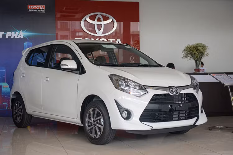 Được giới thiệu lần đầu tiên tại thị trường ôtô Việt Nam hồi tháng 8/2017 nhưng mãi cho đến nay, sau khi hoàn tất thủ tục nhập khẩu theo Nghị định 116, mẫu xe Toyota Wigo mới chính thức được bán ra. Mẫu xe cỡ nhỏ này sẽ được nhập khẩu nguyên chiếc từ Indonesia với 2 phiên bản khác nhau, gồm bản G AT (giá 405 triệu đồng) và G MT (345 triệu đồng).