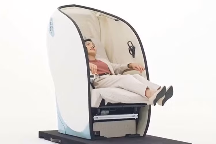 Xe buýt ReBorn đã đi vào hoạt động vào mùa hè năm ngoái, nhưng với tình trạng nhiều người ở Nhật Bản vẫn né tránh việc đi lại vì đại dịch, nhiều người không hề biết đến chúng cho đến khi một số hình ảnh nội thất phong cách của chúng được lan truyền trên mạng thời gian gần đây.
