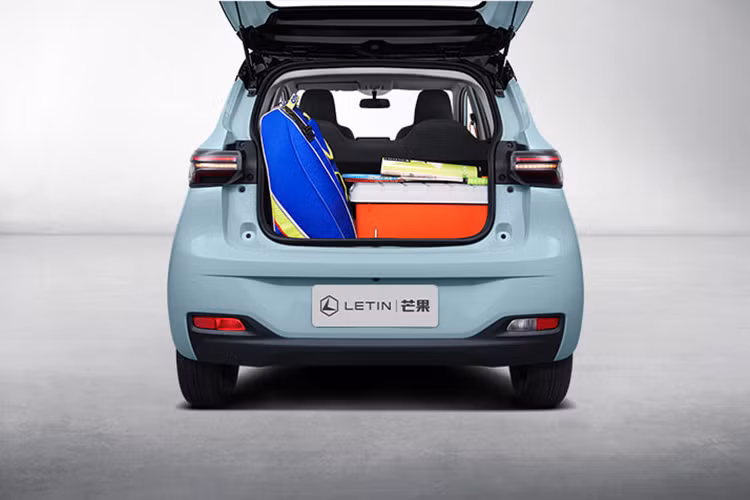 Cuối cùng là phương diện sức mạnh, Letin Mango Pro 2022 được trang bị một mô tơ điện chạy với công suất cực đại khiêm tốn 33,5 mã lực và 105 Nm mô-men xoắn cực đại, cho phép đạt tốc độ tối đa 100 km/h.