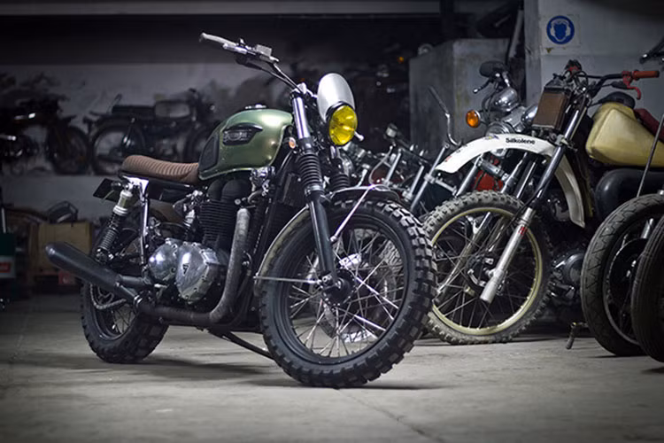 Với thiết kế đơn giản với tông màu đen và xanh, Triumph Bonneville được hãng độ đặt cho cái tên Hellzapoppin. Với phong cách mới, nó đã thực sự thu hút mọi ánh nhìn.