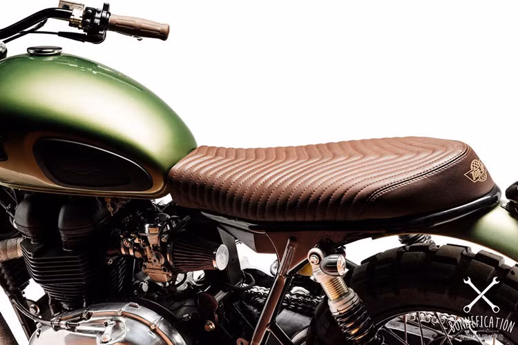 Triumph Bonneville Hellzapoppin thể thao hơn với yên sau hai chỗ ngồi được làm thủ công bằng da màu nâu.