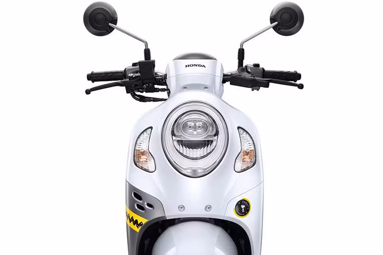 Ở phiên bản mới, Scoopy được giữ nguyên thiết kế với các nét bo tròn và nhỏ nhắn như trước. Honda Scoopy phiên bản Snoopy vẫn sở hữu bộ đèn pha nằm gọn ở vỏ đầu xe dưới dạng phân tầng khá bắt mắt sử dụng đèn pha dạng LED cùng dãy đèn định vị hiện đại.