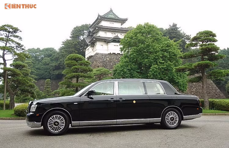 Ban đầu, Hoàng gia Nhật Bản đã đặt hàng tổng cộng 5 chiếc Toyota Century Royal nhưng do giá cao, cuối cùng đội xe mới chỉ có 4 chiếc. Trong thời gian đợi Toyota sản xuất, Nhật Hoàng Akihito và gia đình đã sử dụng tạm những chiếc Toyota Century Limousine đời cũ. Vào ngày 7/7/2006, những chiếc Toyota Century Royal mới đã được bàn giao, trở thành dòng xe chính thức của Hoàng gia Nhật Bản.