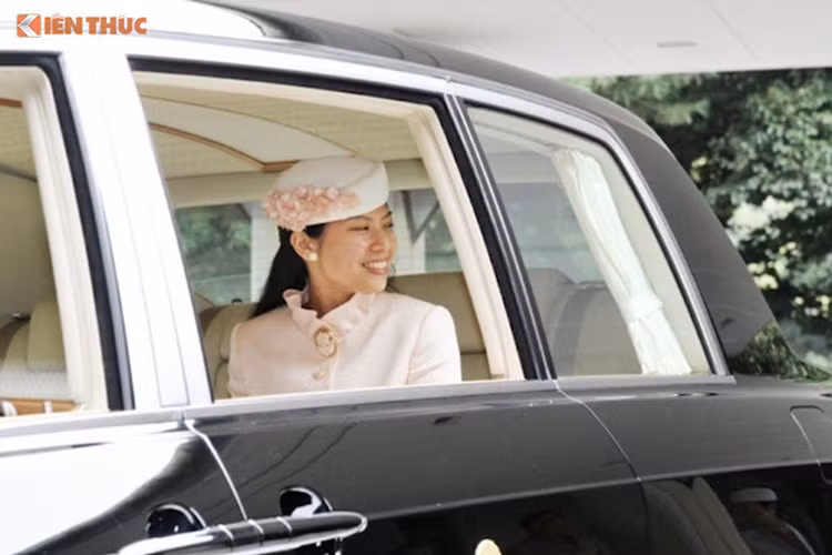 Bên trong nội thất, cabin của Toyota Century Royal được chia thành 2 khoang người lái và Hoàng gia Nhật. Trong đó, khoang người lái được bọc da cao cấp. Khoang hành khách phía sau được bọc vải len đặc biệt, bậc lên xuống lát đá granite và trần xe bọc bằng giấy gạo Nhật Bản, tạo cảm giác thanh nhã. Giống như các dòng Rolls-Royce, cửa sau của xe có bản lề ngược.