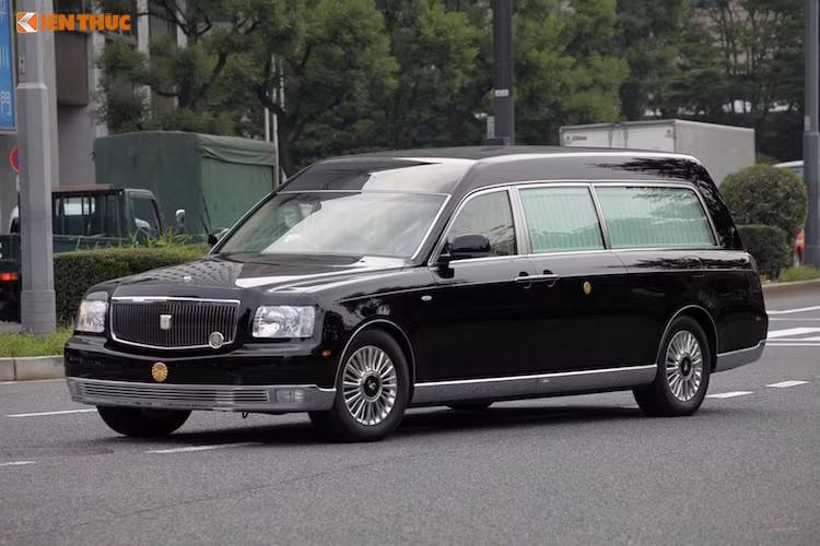 Trong 4 chiếc Century Royal được chế tạo, có một chiếc với thân xe dạng wagon 5 cửa, mui kéo dài về phía đuôi xe. Chiếc xe này sẽ được sử dụng để chở quan tài của Nhật Hoàng hoặc các thành viên Hoàng gia về nơi an nghỉ cuối cùng khi họ qua đời. Giá xe Toyota Century Royal khoảng 52,5 triệu Yên (tương đương 10,5 tỷ đồng), tuy nhiên chúng sẽ vĩnh viễn chỉ dành riêng cho Hoàng gia Nhật Bản.