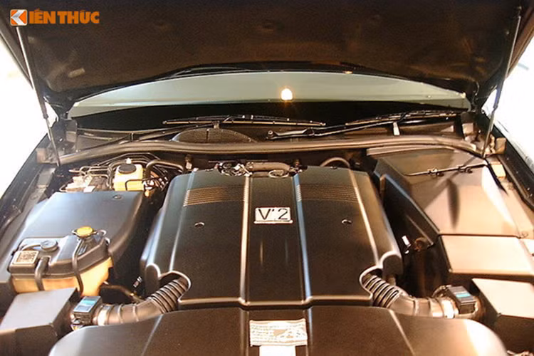 Nằm dưới nắp ca-pô, Century Royal được trang bị động cơ 5.0l V12 nạp khí tự nhiên với công suất giới hạn ở mức 276 mã lực giống như dòng xe sang Toyota Century thế hệ thứ 2. Đây là loại động cơ V12 duy nhất được sản xuất hàng loạt tới từ Nhật Bản. Kết hợp với động cơ là hệ dẫn động cầu sau và hộp số tự động 6 cấp.