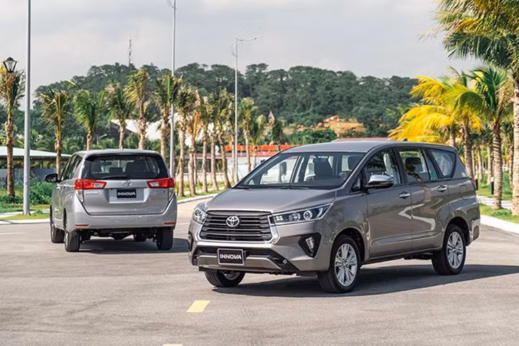  Toyota Innova: 375 xe Trong tháng 11, doanh số của vua MPV một thời Toyota Innova giảm nhẹ 23 xe, xuống còn 375 xe bán ra. Luỹ kế doanh số 11 tháng qua của Innova đạt 2.912 xe. Hiện mẫu xe này được có ưu đãi như gói gia hạn bảo hành cùng nhiều hỗ trợ khác từ hãng và đại lý.