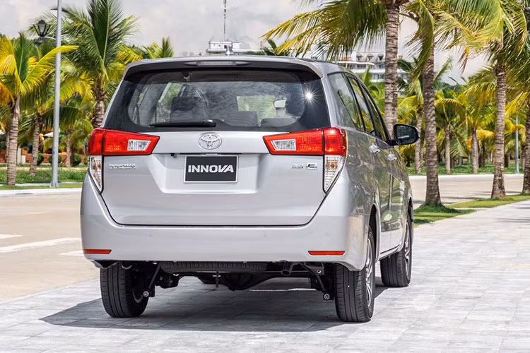 Toyota Innova hiện có 4 phiên bản với giá bán dao động từ 755-995 triệu đồng. Toyota Innova 2022 sử dụng động cơ 2.0L 1TR-FE, DOHC, Dual VVT-I cho công suất cực đại 137 mã lực tại 5.600 vòng/phút, mô men xoắn cực đại 183Nm tại 4.000 vòng/phút, kết hợp hộp số sàn 5 cấp hoặc tự động 6 cấp