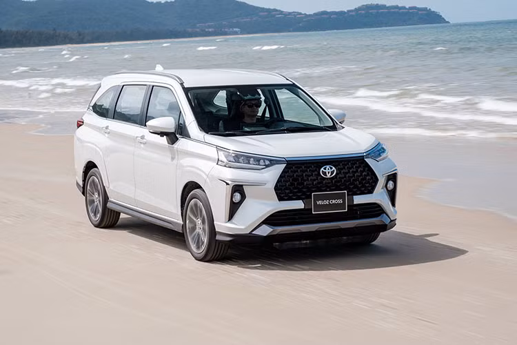  Toyota Veloz Cross: 1.621 xe Kết thúc tháng 10/2022, Toyota Veloz Cross bán được 1.621 xe, tăng 25 xe so với tháng trước, với kết quả này Veloz Cross đứng ở vị trí thứ 2 trong phân khúc MPV. Đây là phiên bản thể thao và cao cấp hơn của Avanza Premio thế hệ mới. Veloz Cross đã chứng minh được sức hút "không phải dạng vừa" của mình khi sở hữu doanh số cộng dồn 12.876 xe trong 11 tháng qua.