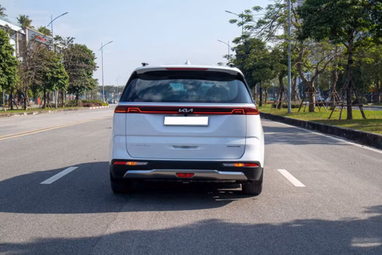 Kia Carnival hiện có 5 phiên bản và có giá niêm yết dao động từ 1,199-1,839 tỷ đồng. Tất cả các phiên bản Kia Carnival đều được trang bị động cơ V6 3.5L 290 mã lực, đi kèm là hệ dẫn động cầu trước và hộp số tự động 8 cấp.