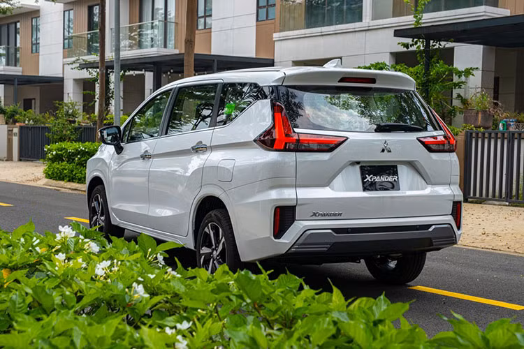 Mitsubishi Xpander ghi điểm nhờ ngoại thất thu hút và có phần trẻ trung hơn so với những mẫu xe MPV trước đây. Xe sử dụng khối động cơ xăng 4 xi-lanh, DOHC 16 van, dung tích 1.5L, cho phép sản sinh công suất tối đa 105 mã lực tại vòng tua máy 6.000 vòng/phút và mô-men xoắn cực đại 141 Nm tại tua máy 4.000 vòng/phút. Đi cùng với đó là hệ dẫn động cầu trước và hộp số tự động 4 cấp hoặc số sàn 5 cấp.