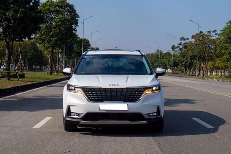 Kia Carnival: 890 xe Kết thúc tháng 11, Kia Carnival đạt doanh số 890 chiếc được bán ra thị trường, tăng gần 400 xe so với tháng trước (500 xe). Lũy kế từ đầu năm đến nay, mẫu xe này đạt 9.200 xe.