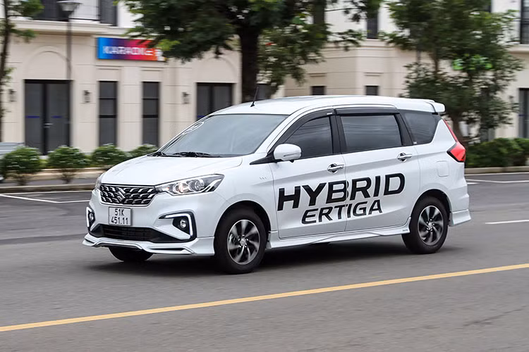 Mẫu xe này hiện có 3 phiên bản, giá xe Suzuki Ertiga 2022 từ 539-678 triệu đồng. Xe được trang bị khối động cơ "lai" sản sinh công suất 105 mã lực và mô-men xoắn 138Nm, kết hợp với hộp số tự động 4 cấp hoặc số sàn 5 cấp.