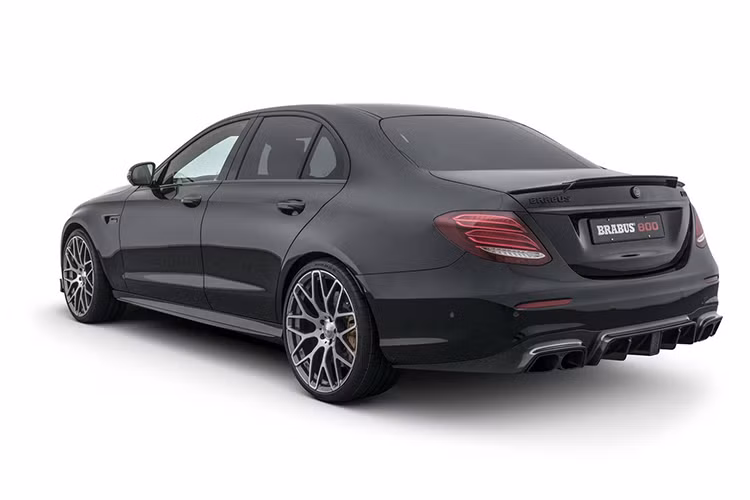 Bên cạnh nâng cấp động cơ, hãng độ xe Brabus còn trang bị cho chiếc xe hệ thống xả thể thao mới bằng thép không rỉ. Có các van pô điều khiển được, hệ thống xả này không chỉ có âm thanh ấn tượng hơn nhiều so với xe nguyên bản mà còn có khả năng điều chỉnh âm lượng.