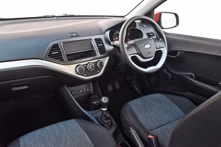 Bên trong nội thất của mẫu xe gia đình cỡ nhỏ, giá rẻ Kia Picanto 1.2 LS mang lại cho khách hàng là hệ thống điều hòa không khí, vô-lăng chỉnh điện, trip computer, tựa đầu có thể điều chỉnh...