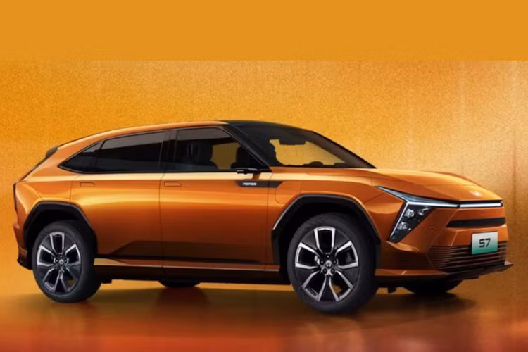 Honda S7 chạy điện là một mẫu SUV cỡ trung năm chỗ. Xe được phát triển trên nền tảng "W" với thông số chiều dài x rộng x cao lần lượt là 4.750 x 1.930 x 1.625 mm, trục cơ sở dài 2.930 mm. Xe có trọng lượng không tải 2.305 kg.
