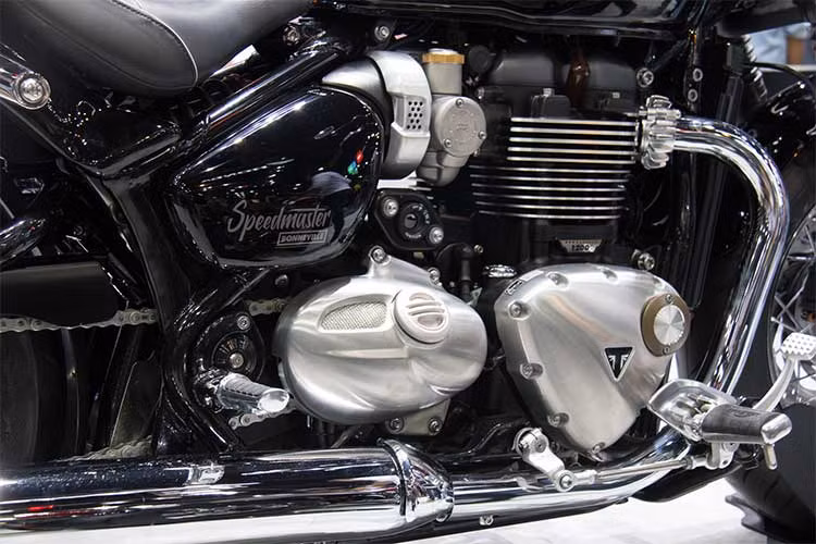 Speedmaster 2018 vẫn dùng loại động xy-lanh đôi thẳng đứng, làm mát bằng chất lỏng, cho công suất 76 mã lực tại 6.100 vòng/phút và mô-men xoắn 106 Nm tại 4.000 vòng/phút. Hộp số loại 6 cấp, đi kèm công nghệ bướm ga điện tử Ride by Wire và kiểm soát hành trình.