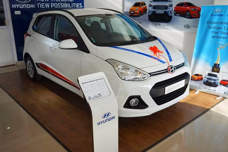 Vừa qua, hãng Hyundai đã chính thức trình làng phiên bản đặc biệt của mẫu xe Grand i10 mang tên 20th Anniversary Edition tại thị trường Ấn Độ. Hyundai Grand i10 là phiên bản đặc biệt kỷ niệm 20 năm xuất hiện tại thị trường Ấn Độ của thương hiệu ôtô Hàn Quốc.