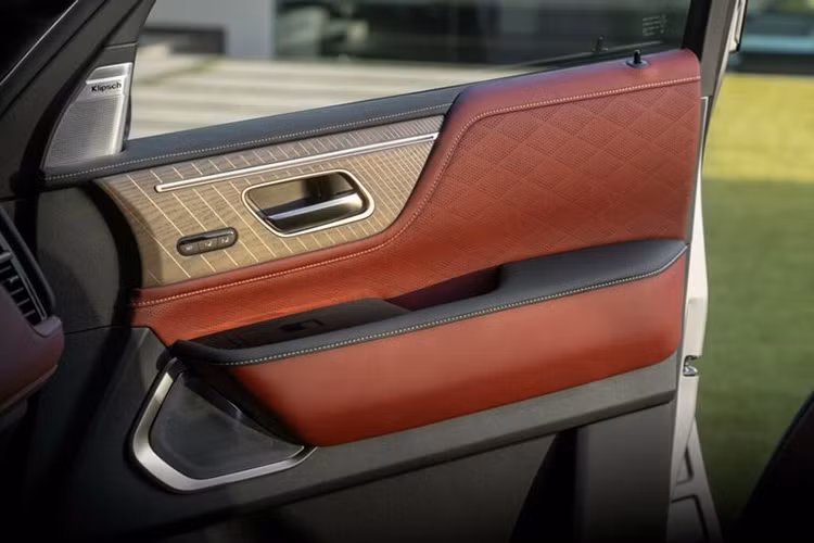 Infiniti QX80 2025 có tính năng Front Wide View, sử dụng camera để cung cấp góc nhìn 170 độ về môi trường xung quanh xe trên màn hình 14,3 inch. Chế độ xem "mui xe vô hình", hiển thị mặt đường phía dưới gầm xe, giúp người lái dễ dàng quan sát mặt đường khi di chuyển.