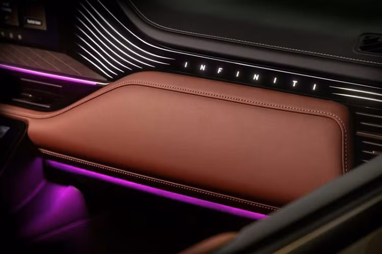 Sự sang trọng của Infiniti QX80 mới được thể hiện thông qua các loại vật liệu cao cấp phía trong khoang cabin, như da, gỗ và kim loại. Những điểm nổi bật khác bao gồm nút bấm shifter, hệ thống đèn viền nội thất. Ngoài ra, xe còn được trang bị hệ thống làm mát sinh trắc học mới