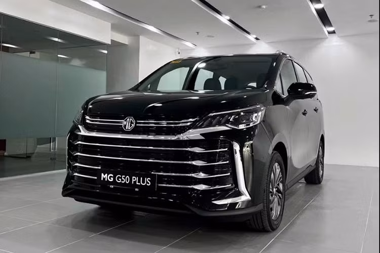 Cụ thể giá bán MG G50 sẽ thấp hơn so với các đối thủ như Toyota Innova Cross (từ 810 - 999 triệu đồng), Hyundai Custin (từ 820 - 974 triệu đồng), Haima 7X (865 triệu đồng) và GAC M6 Pro (từ 699 - 799 triệu đồng). Với giá bán cạnh tranh và trang bị ở mức cơ bản, MG G50 hướng tới nhóm khách hàng mua xe chạy dịch vụ.