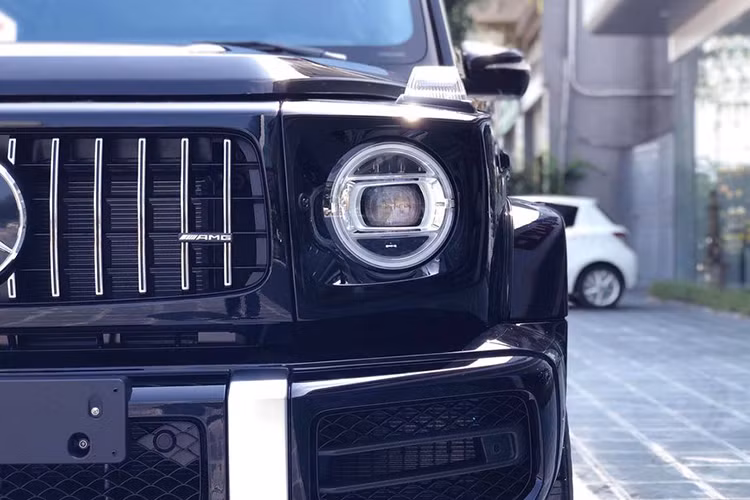 Các chi tiết để phân biệt của mẫu xe SUV Mercedes-AMG G63 2019 so với các mẫu G63 thế hệ trước đây đầu tiên chính là phần đèn pha được tái thiết kế, sử dụng công nghệ LED cùng thanh cản va trước được tinh chỉnh, hốc gió thể thao hơn và lưới tản nhiệt sửa đổi.