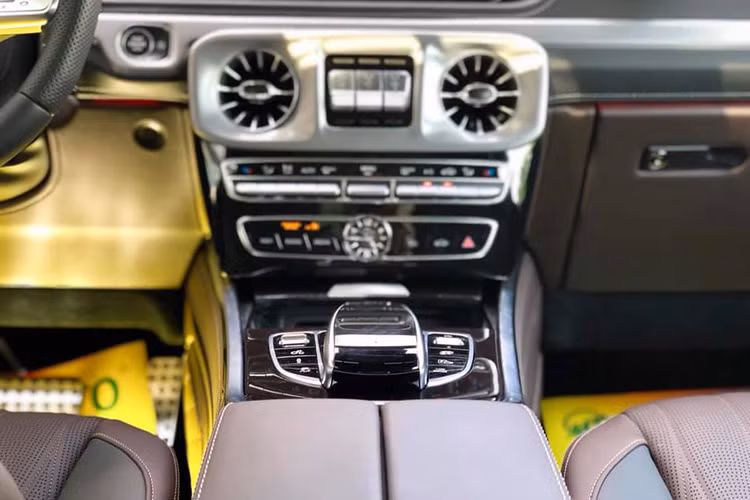 Nằm bên dưới nắp capô của Mercedes-AMG G63 2019 là khối động cơ xăng V8, tăng áp kép, dung tích 4.0 lít mới nhất. Động cơ này tạo ra công suất tối đa 585 mã lực tại tua máy 6.000 vòng/phút và mô-men xoắn cực đại 850 Nm tại dải tua máy 2.500 - 3.500 vòng/phút.