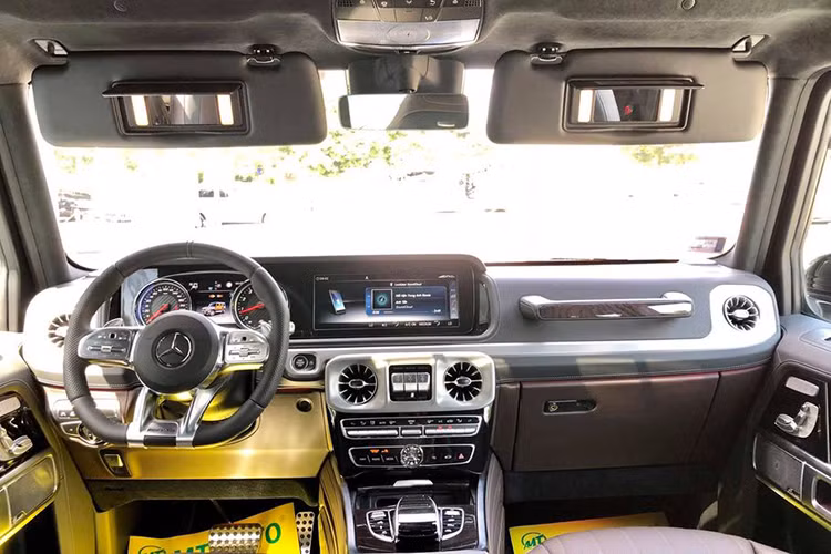 Bên trong khoang nội thất của G63 AMG là sự kết hợp giữa thiết kế cổ điển cứng cáp pha trộn với công nghệ của tương lai. Mặc dù là một mẫu SUV vơpis phong cách "vua địa hình", nhưng ở bên trong xe nó không thua kém bất kỳ một mẫu xe sedan hạng sang nào.