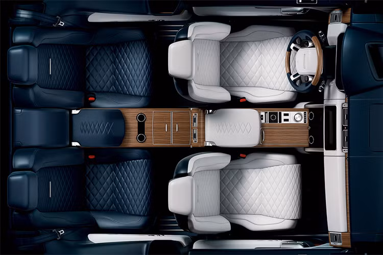 SV Coupé cũng là bản Range Rover cỡ lớn có tốc độ cao nhất, đạt 165 dặm/giờ (266 km/giờ). Được trang bị động cơ xăng V8 5.0 lít siêu nạp cho công suất 565 PS, loại động cơ mạnh nhất từng được trang bị cho một chiếc Range Rover cỡ lớn, SV Coupé có thể đạt vận tốc 60 dặm/giờ trong vòng 5,0 giây (0-100km/giờ trong vòng 5,3 giây).