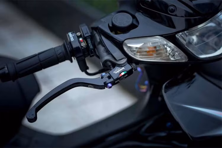 Phần đầu xe là bộ tay thắng Brembo RCS 19 đi kèm với bình dầu cùng thương hiệu giúp chủ xe có thể kiểm tra được tình trạng nhớt hao hụt để châm thêm - Bên cạnh đó do kích thước tay thắng quá lớn vì vậy chủ xe phải cắt phần dàn áo khá nhiều để không bị cấn trầy khi tháo ráp.